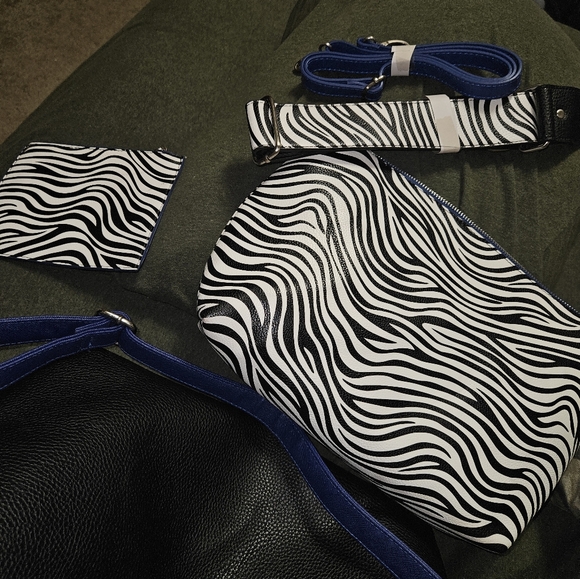 Cirque Du Soleil Black tote bag w/extra straps and makeup bag - Picture 8 of 14